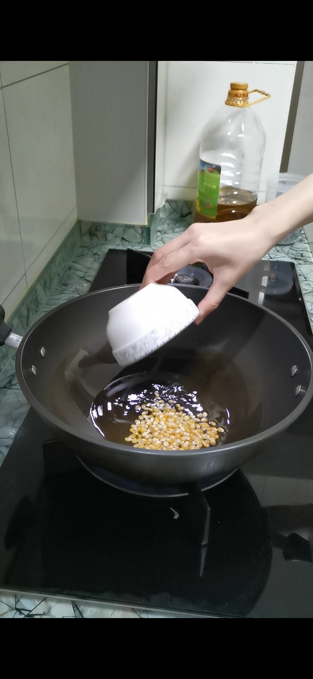 十分钟搞定自制黄油焦糖爆米花（普通干玉米粒）的做法 步骤3