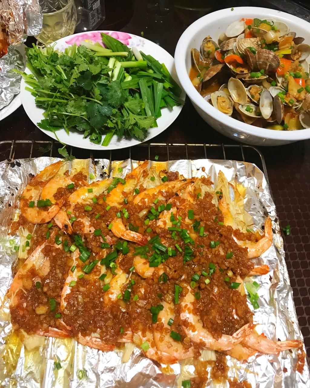 蒜蓉金针菇烤花蛤虾