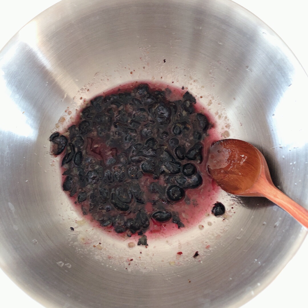 ⛱夏日免烤甜品🍓🫐高颜值莓果芝士蛋糕的做法 步骤2