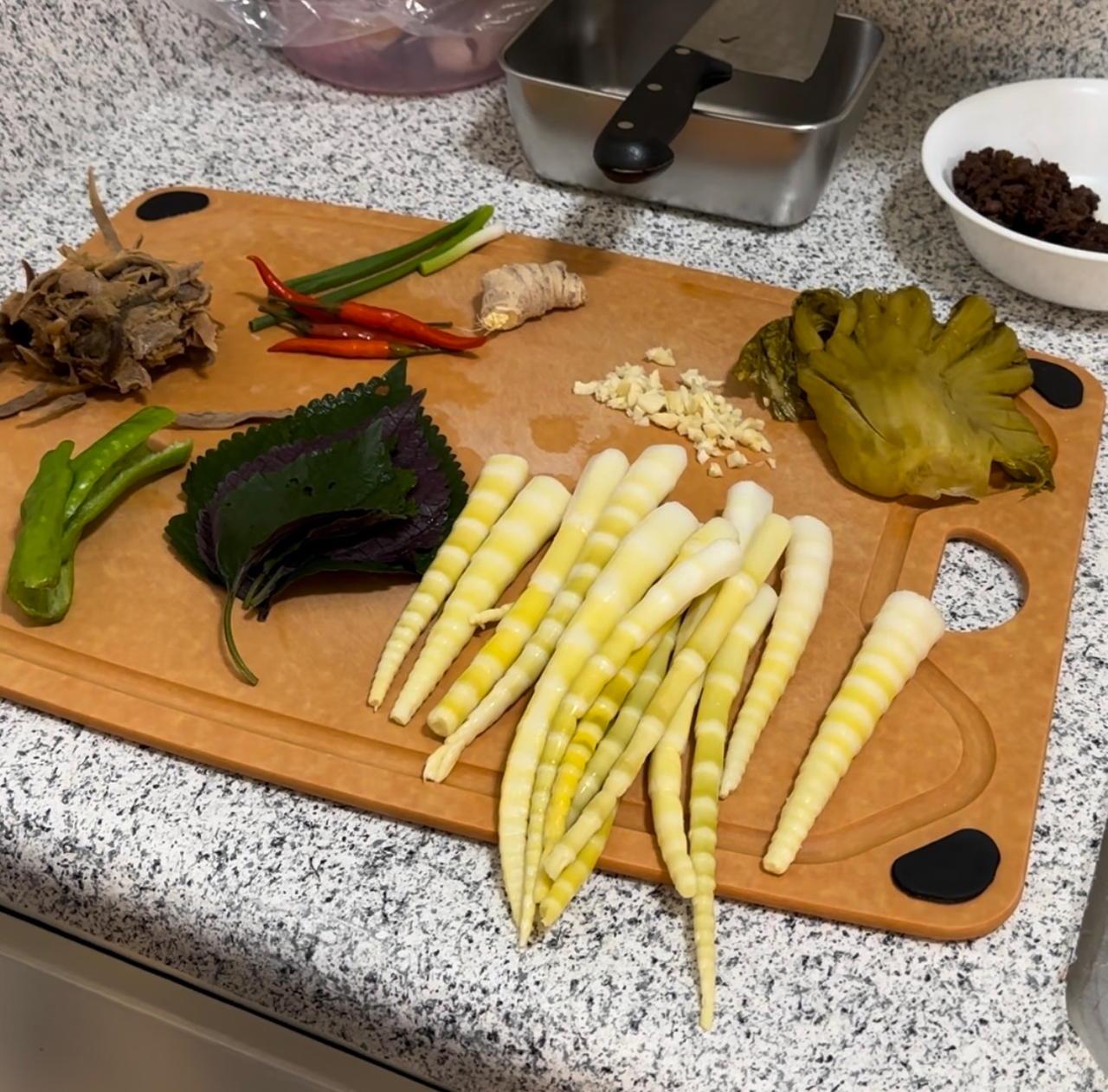 梅干菜酸菜肉末笋片的做法 步骤2