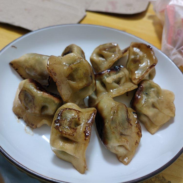 速冻水饺吃腻了吗~变锅贴吧(๑´ڡ`๑)