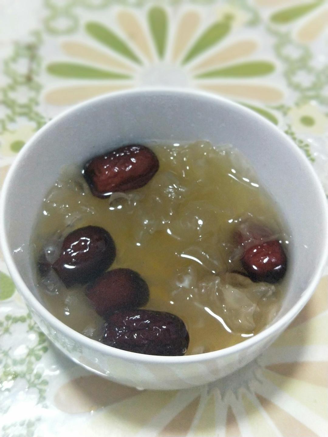 冰糖银耳红枣汤