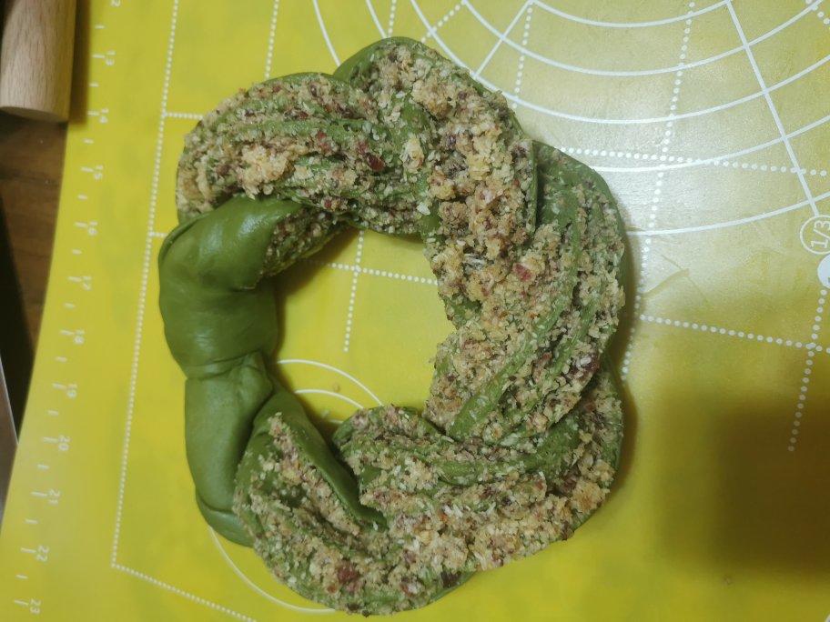 抹茶蔓越莓花环面包