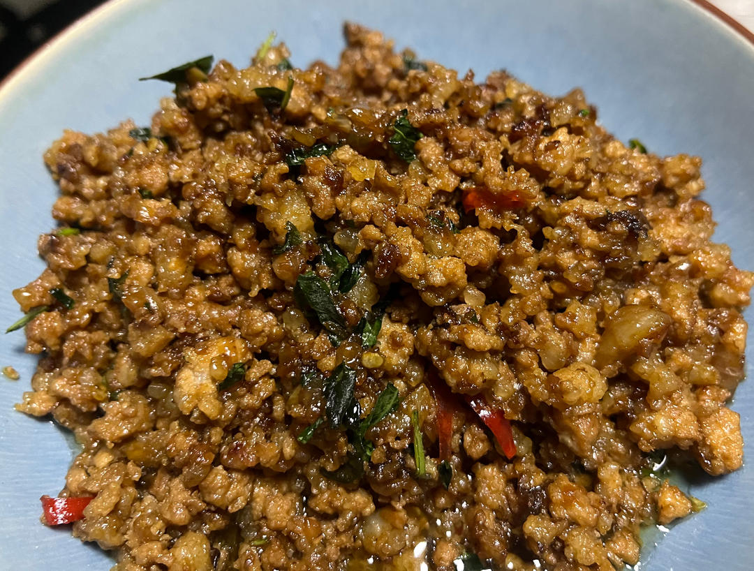 饭扫光—泰式金不换猪肉碎