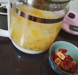 银耳红枣粥的做法 步骤1