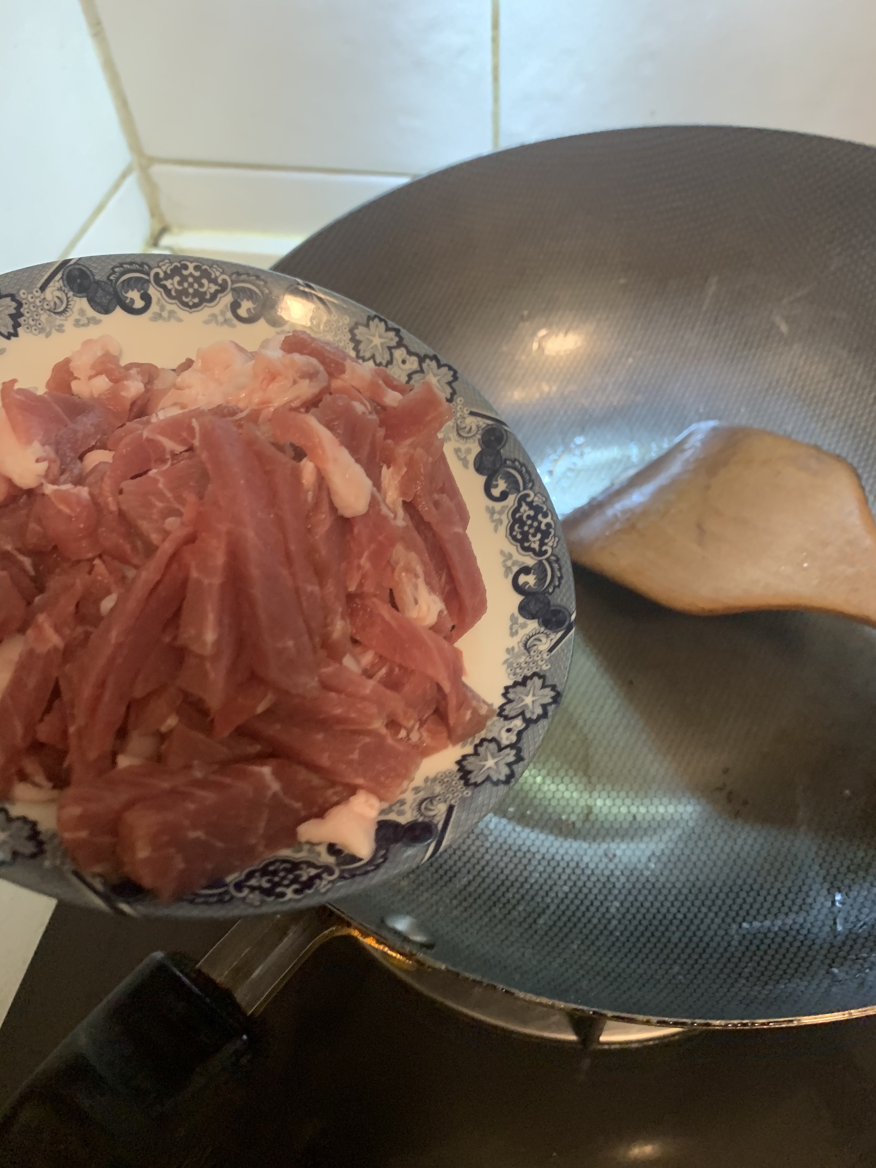家常菜蒜苗炒肉的做法 步骤3