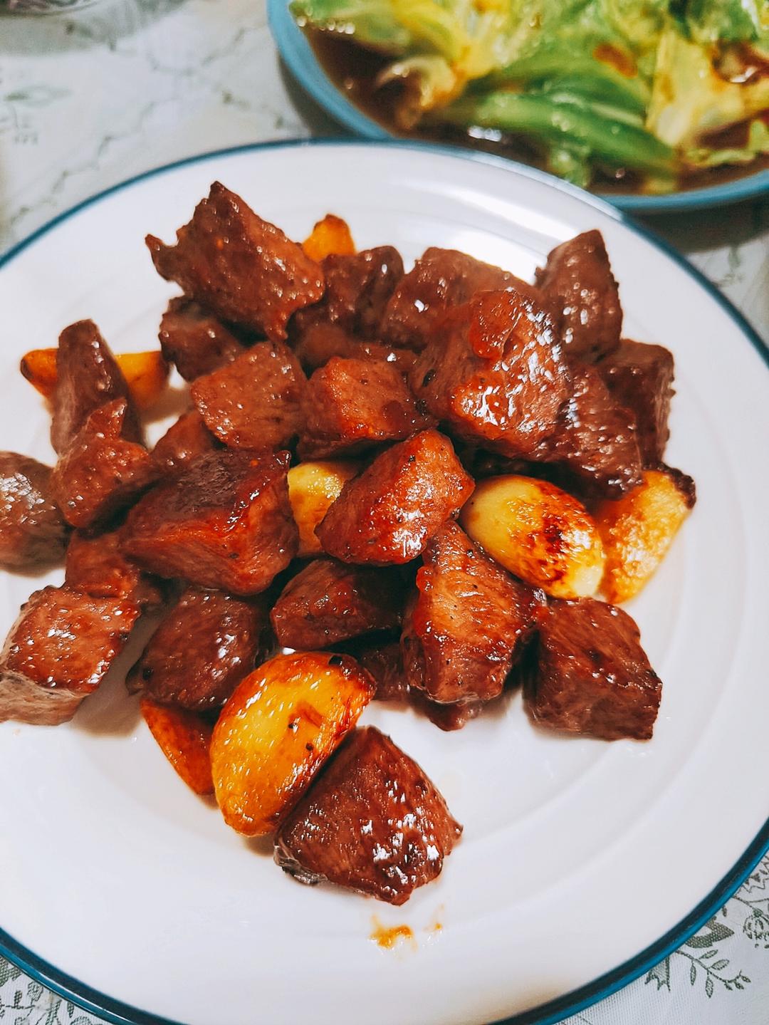 好吃到舔盘的蒜香黑椒牛肉粒