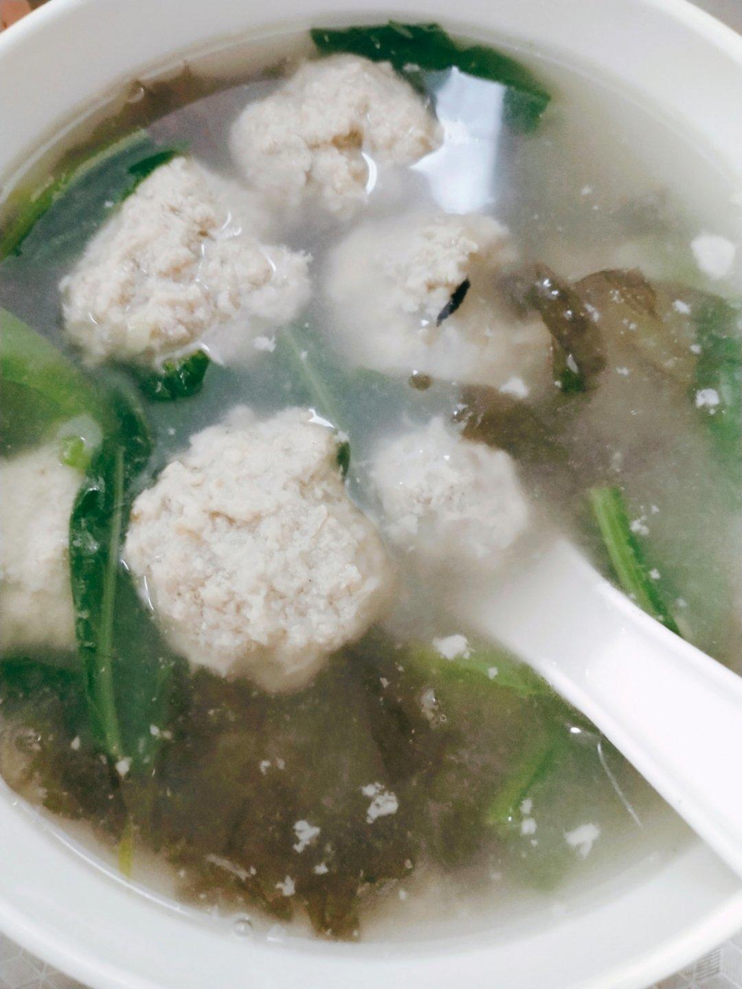 厨师长教你：“汆水丸子”的家常做法，营养丰富，很适合老人孩子