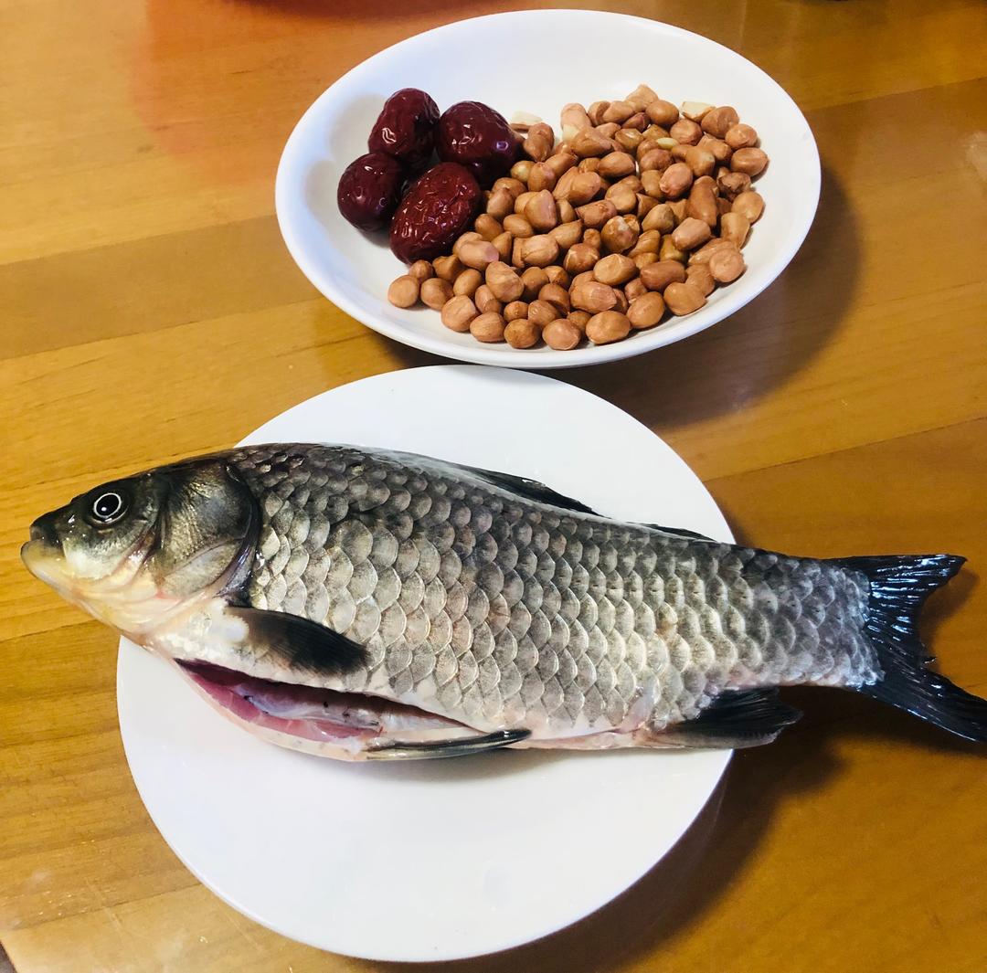 增加皮肤弹性美容抗皱延缓衰老的鲫鱼花生红枣汤的做法 步骤1