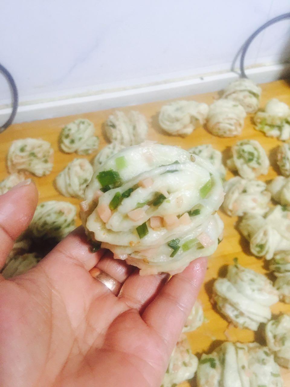 最好吃的火腿葱香花卷—附让葱不变黄的小窍门