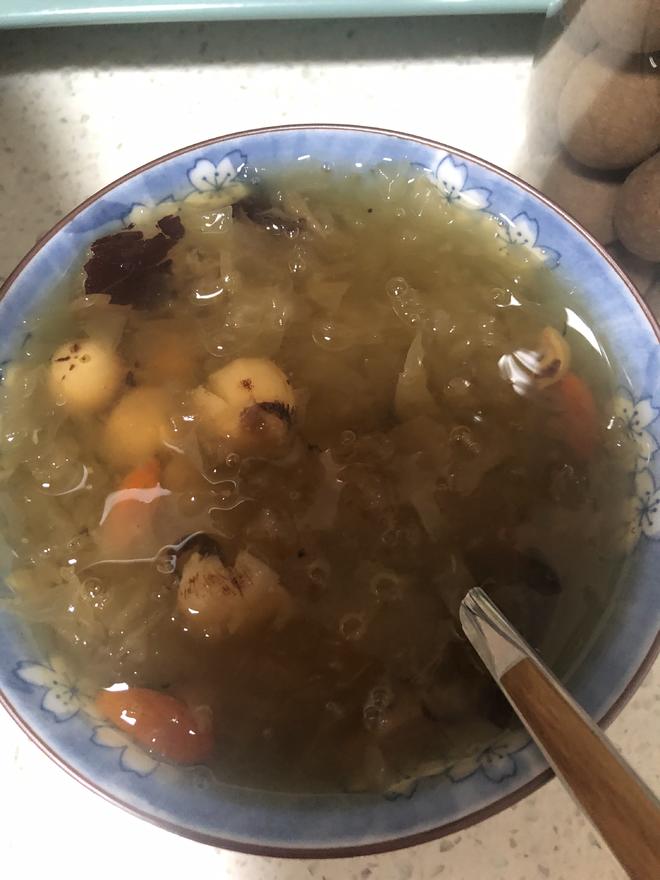 银耳莲子红枣枸杞粥的做法