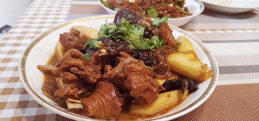红松蘑炖土鸡的做法