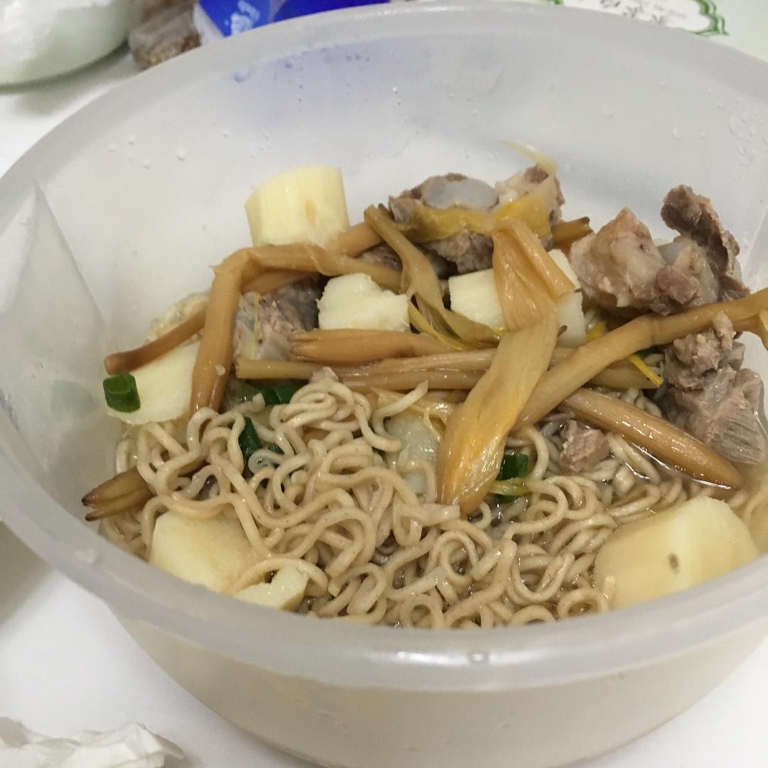 黄花菜山药骨头汤