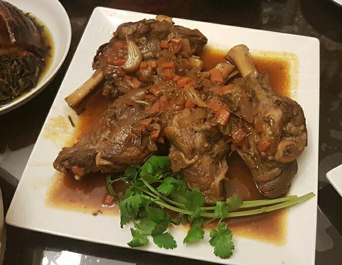 慢炖红酒迷迭香羊肉 Braised Rosemary Lamb Shank