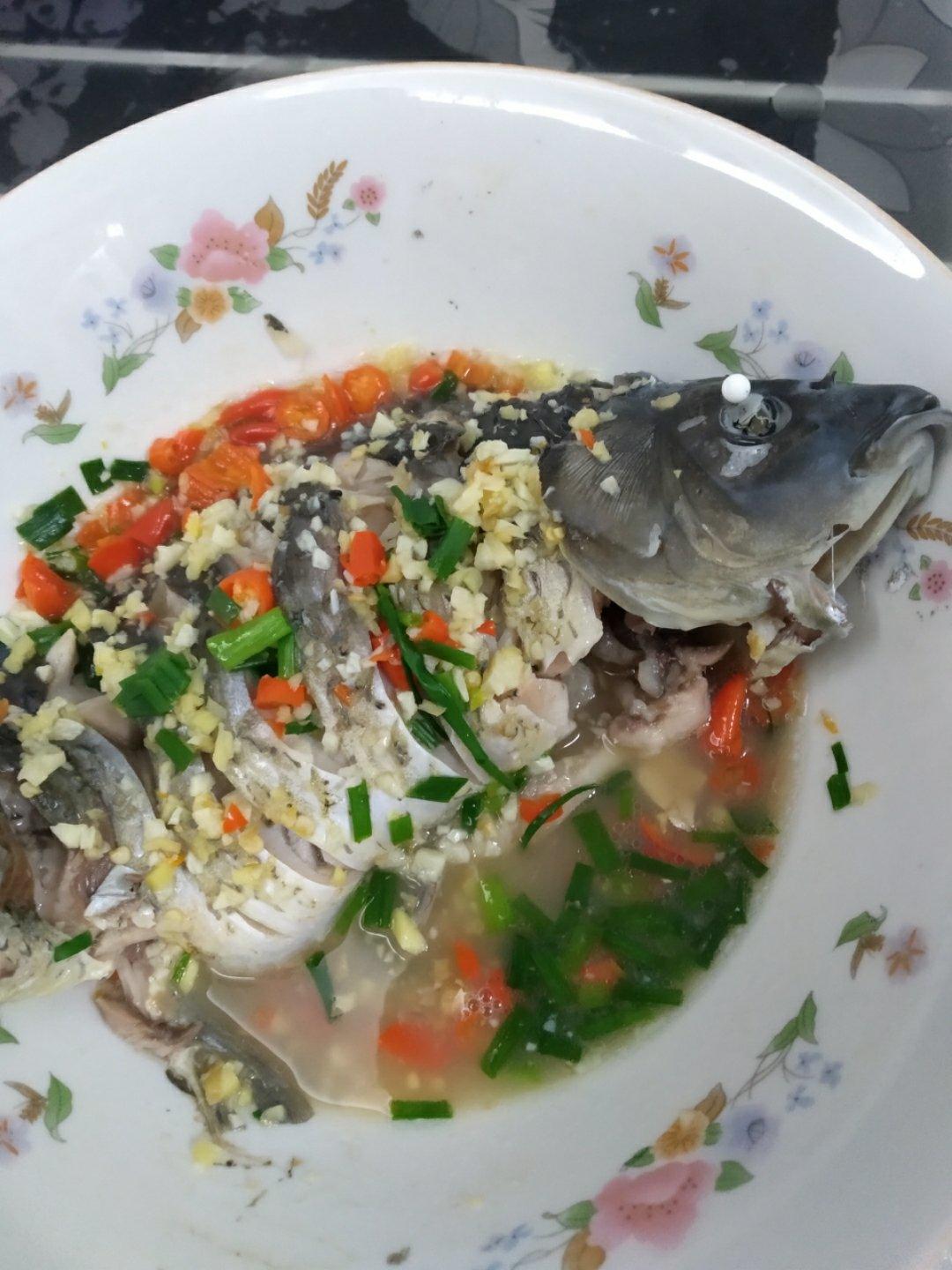 跺椒蒸鲫鱼