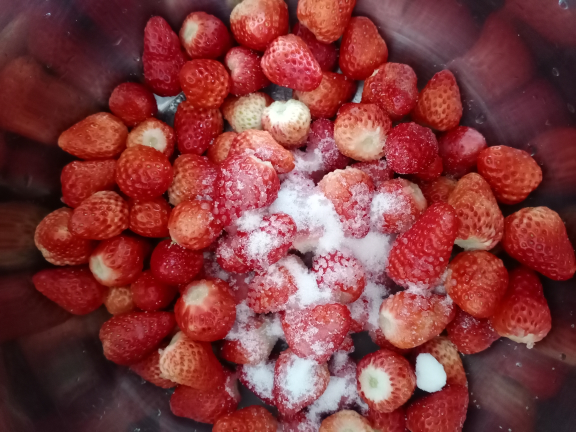 自制草莓罐头的做法 步骤2