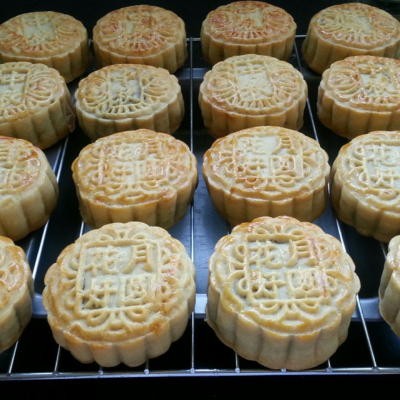 广式月饼－－蛋黄豆沙月饼