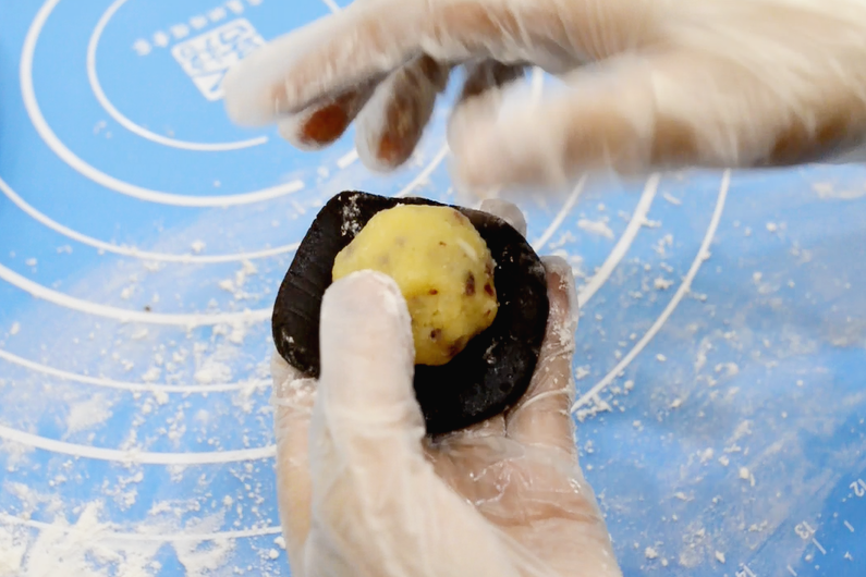【香兰世家】巧克力椰蓉月饼 | 制作简单，风味独特，这份甜蜜不可错过！的做法 步骤12