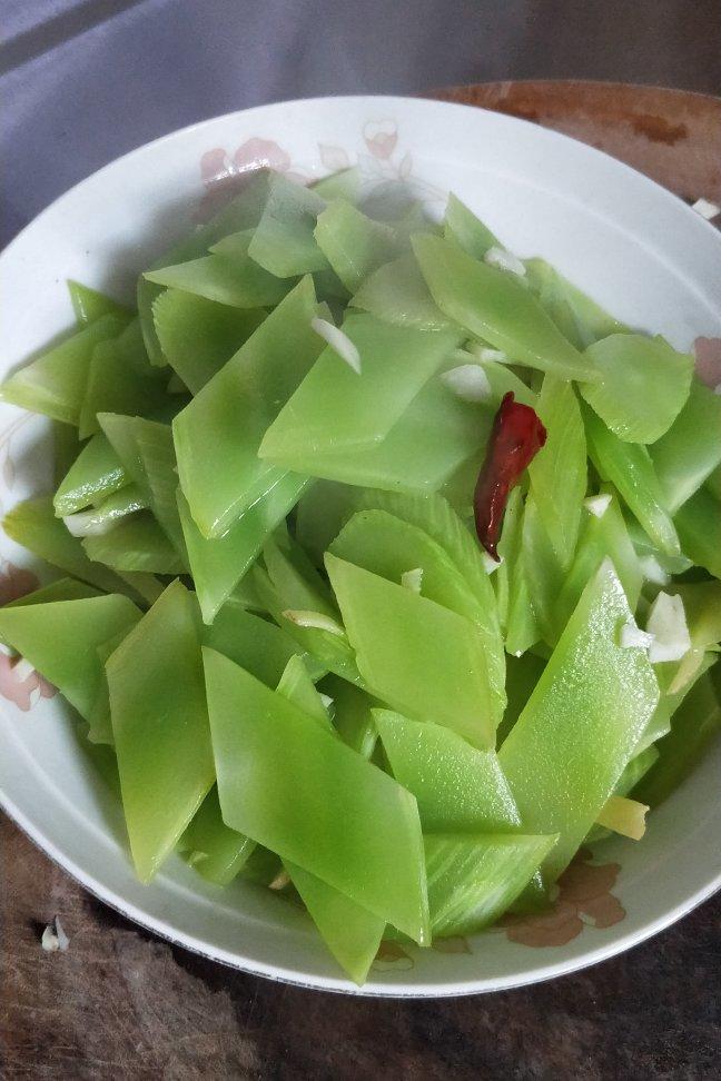 海绵是宝宝做的清炒莴笋片(ly)