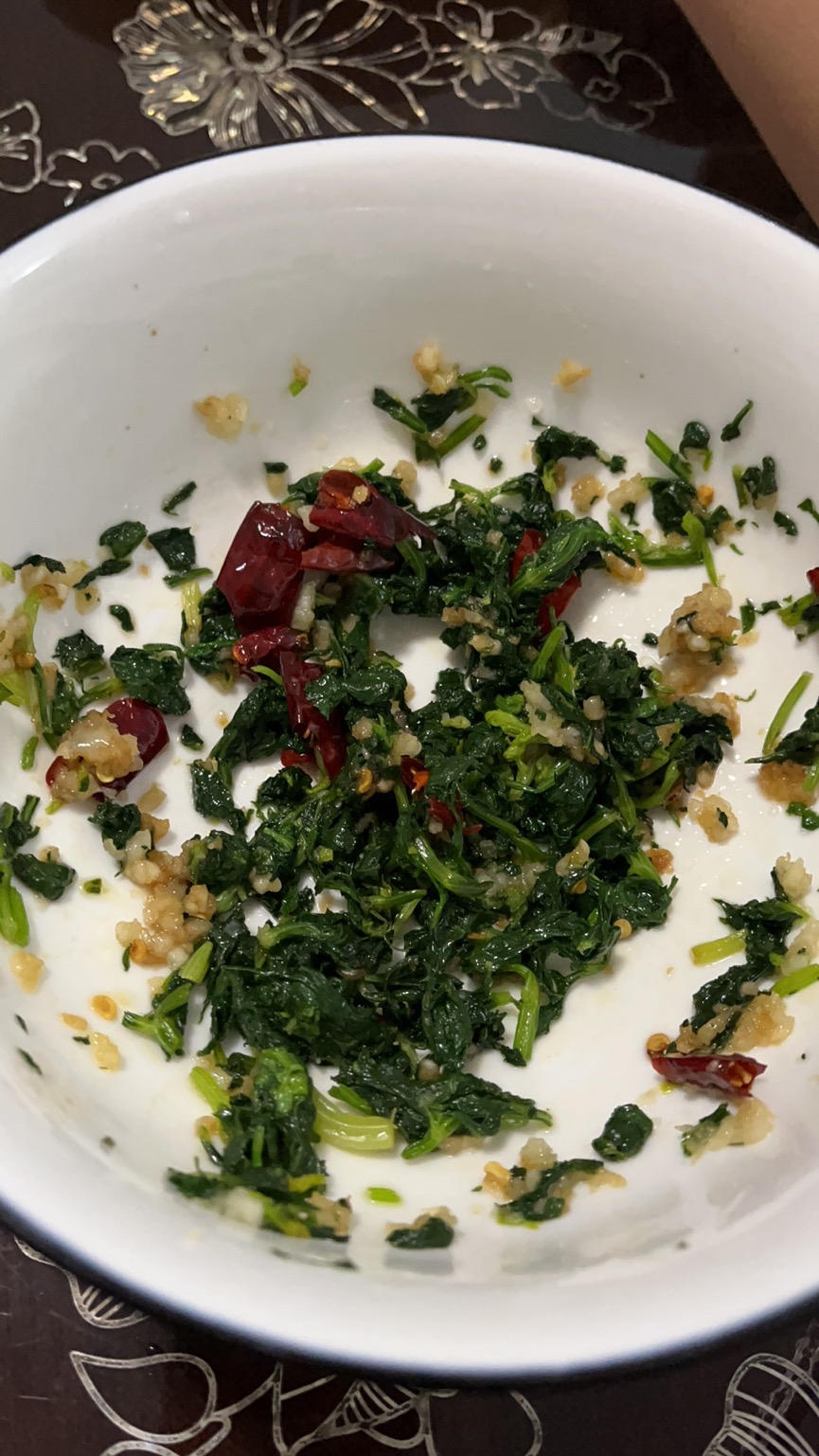 简单的凉拌芹菜叶