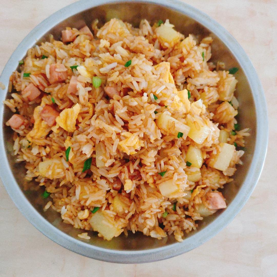 土豆的万能吃法😋土豆午餐肉炒饭～～