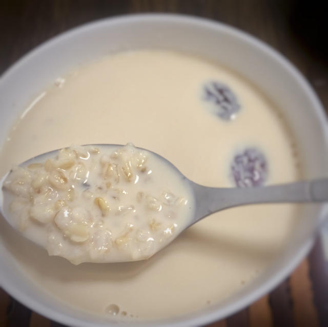 红枣红豆薏仁牛奶粥