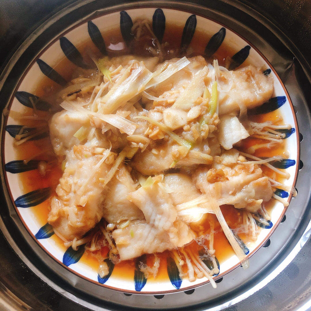 低脂减肥的蒜蓉粉丝金针菇蒸巴沙鱼