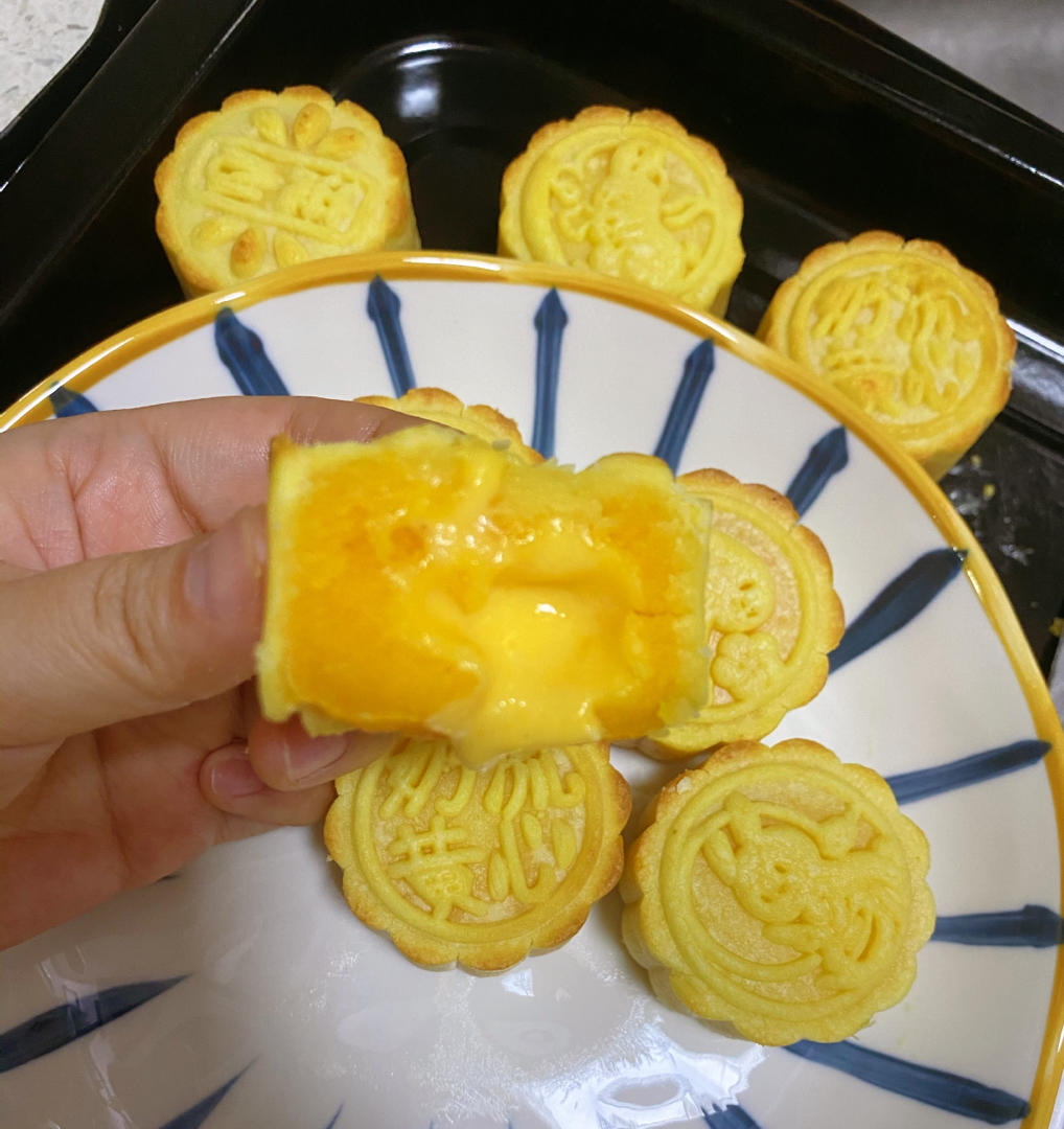 💃奶黄流心月饼——这是可以让你坐稳朋友圈厨霸位置的月饼🥮，没人点赞算我输👎