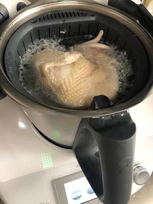 M松茸牛肝菌炖鸡的做法 步骤1
