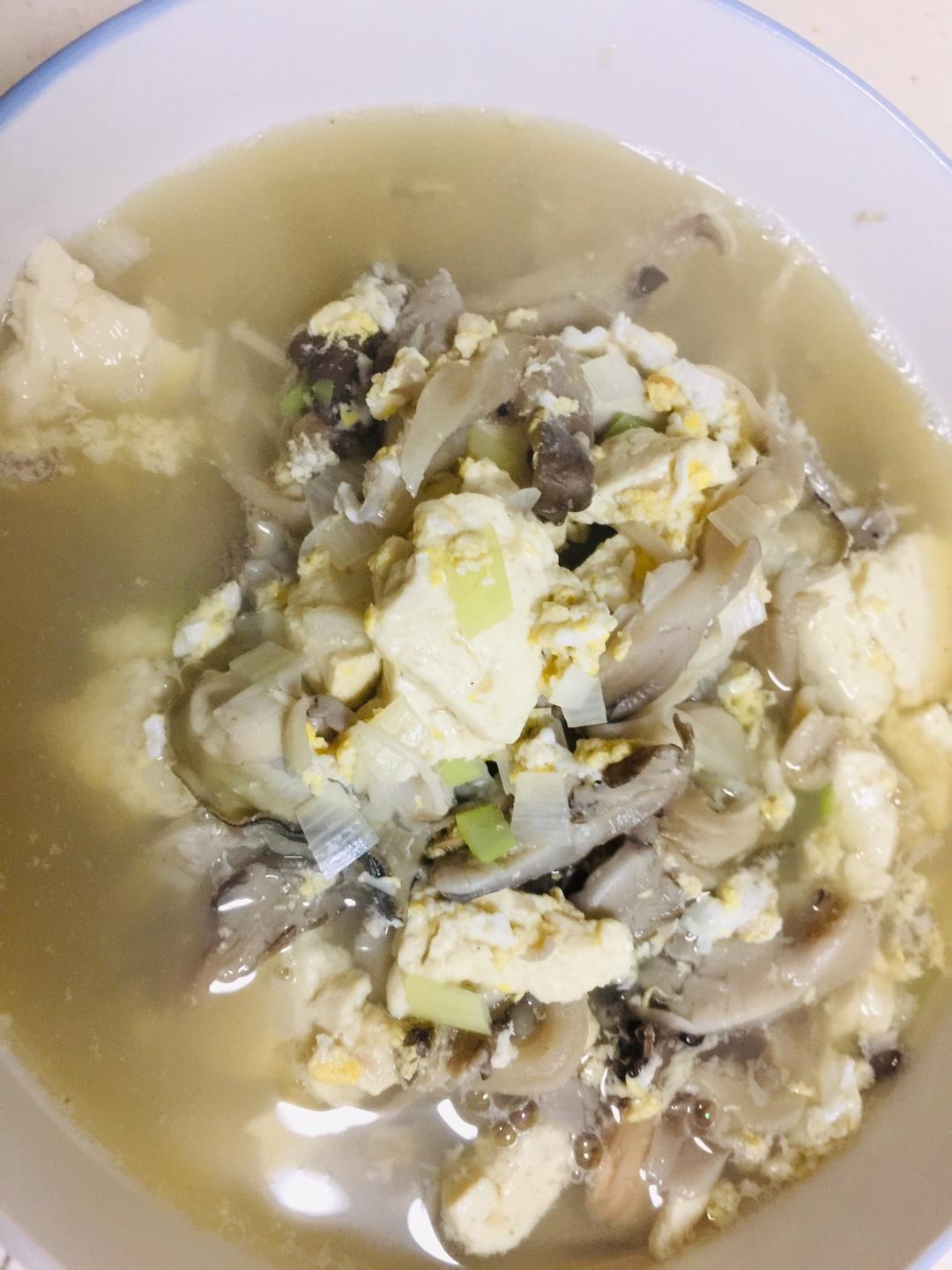 超级鲜的蘑菇海蛎子豆腐汤的做法