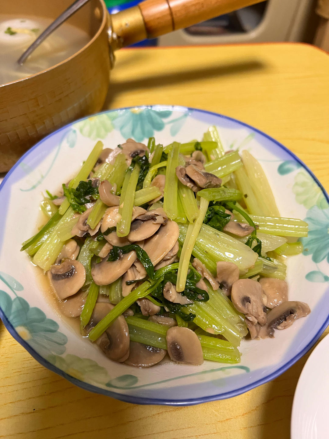 芹菜炒蘑菇