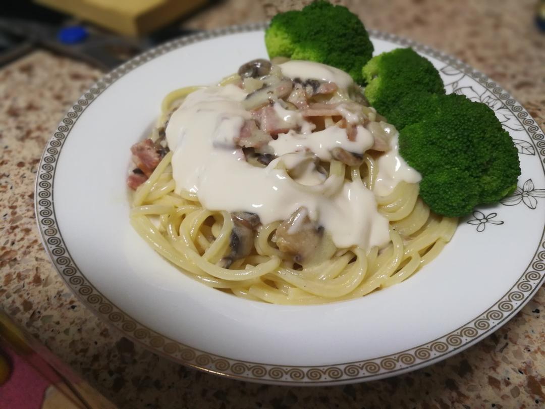 白蘑菇奶油培根意面