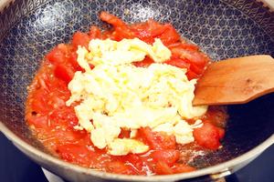 西红柿炒鸡蛋时，多加这一步，鸡蛋香嫩又入味的做法 步骤9