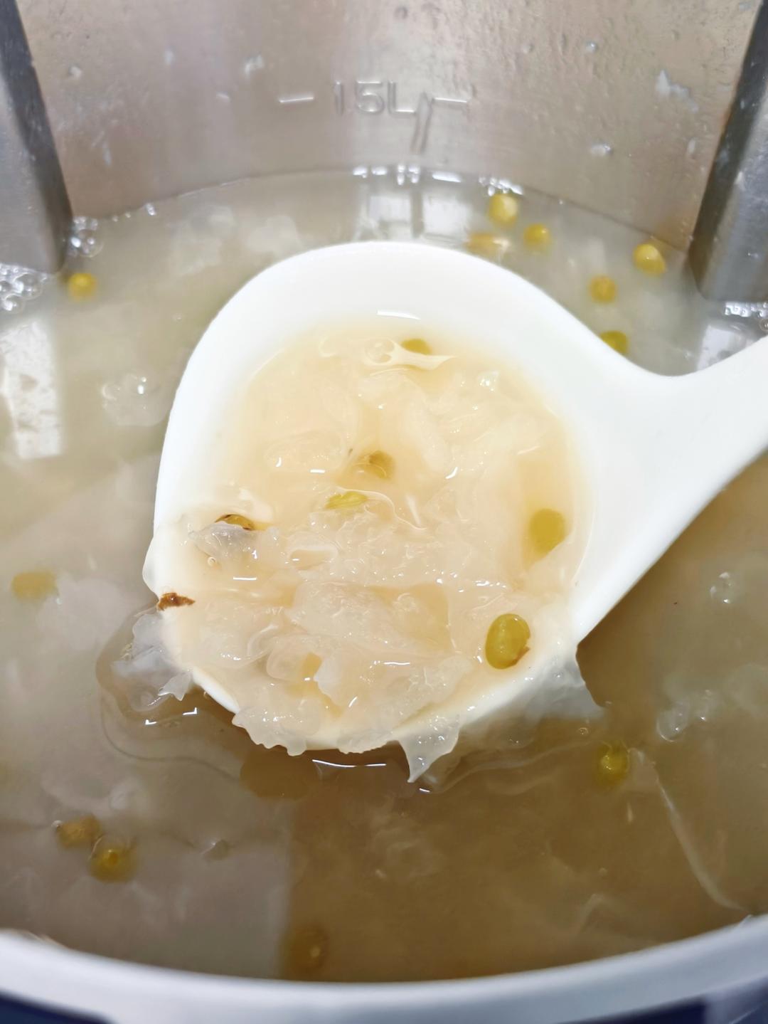 绿豆莲子百合银耳羹