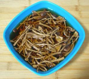 茶树菇炒五花肉的做法 步骤1