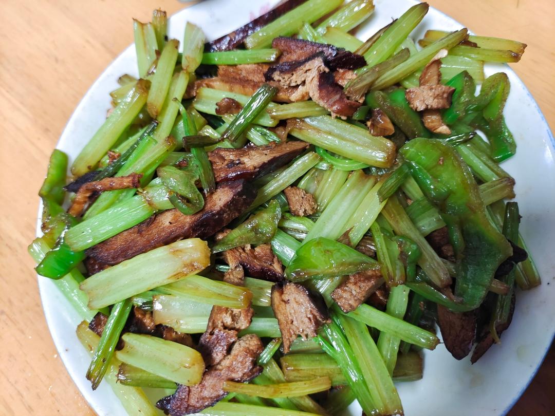 午餐晚餐简单快手下饭菜芹菜炒香干