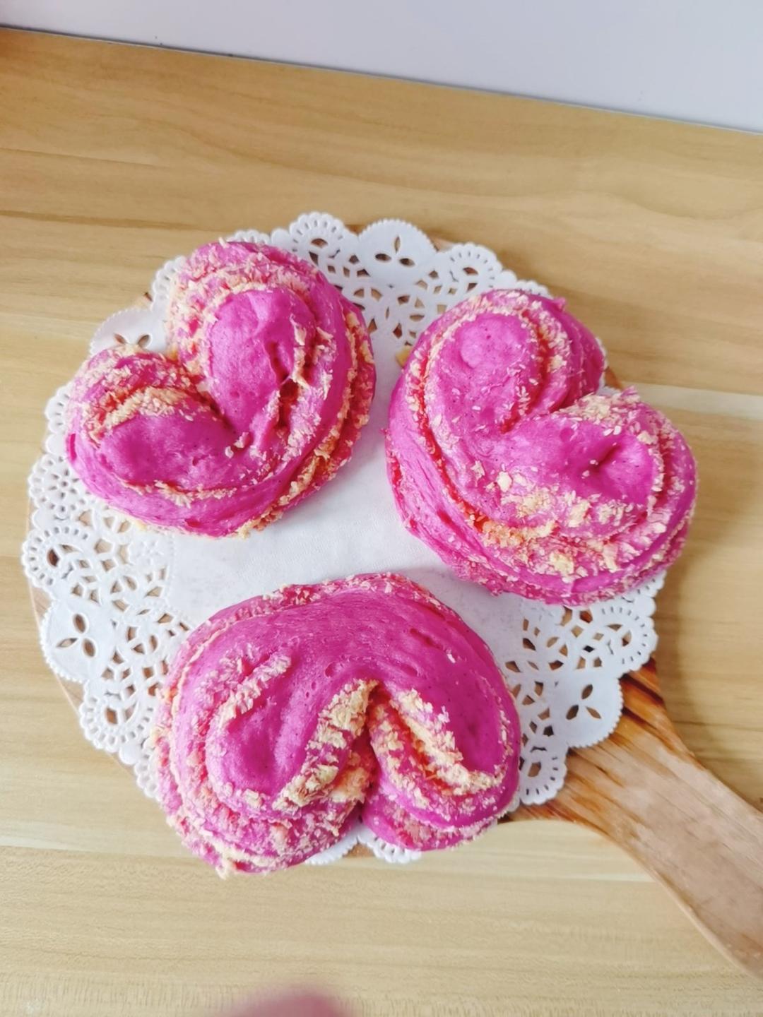 心形火龙果椰蓉面包