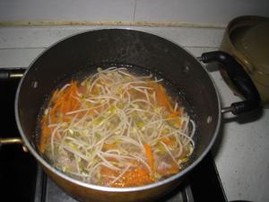 胡萝卜芽菜汤的做法 步骤6