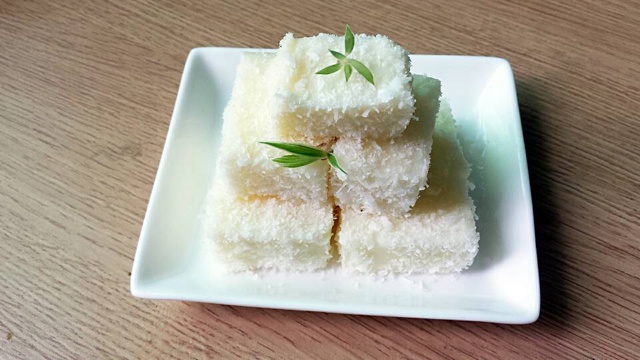 椰丝牛奶小方糕
