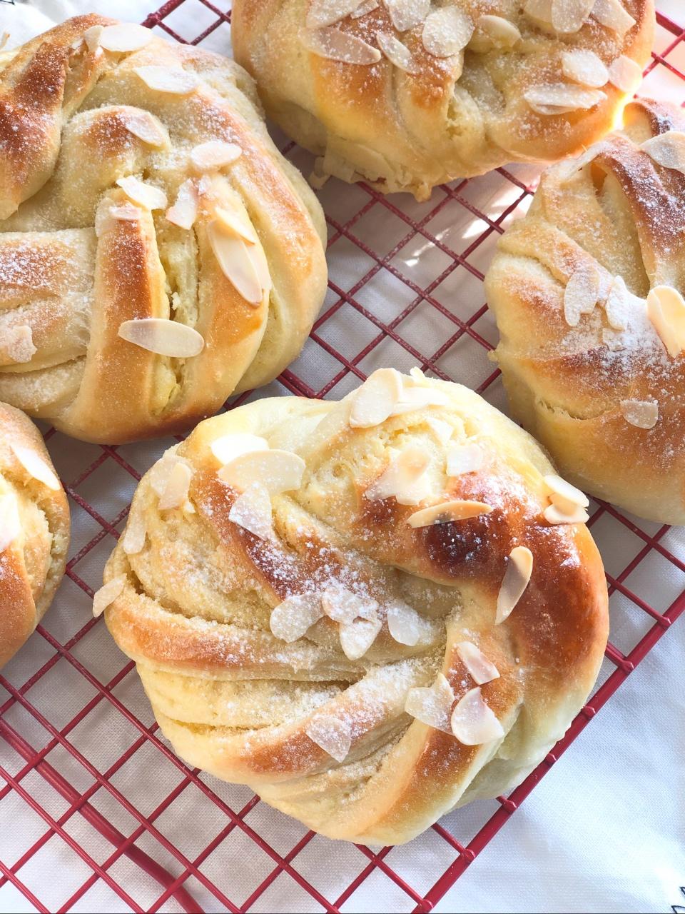 杏仁奶油软排包