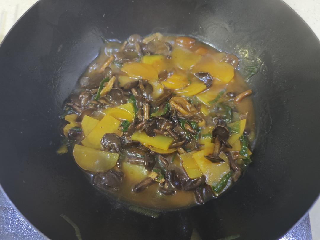〈新鲜榛蘑炒土豆片〉，刚才的蘑菇就是好吃。欣小厨 😉