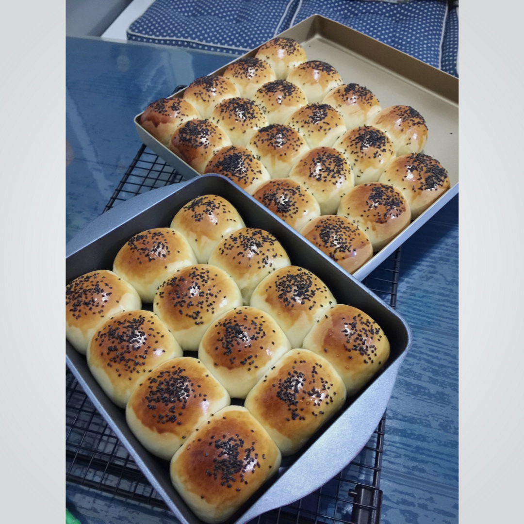 大人小孩都爱不释口的【蜂蜜牛奶小餐包】