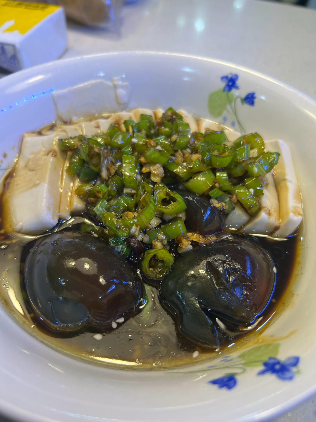 双椒拌皮蛋豆腐