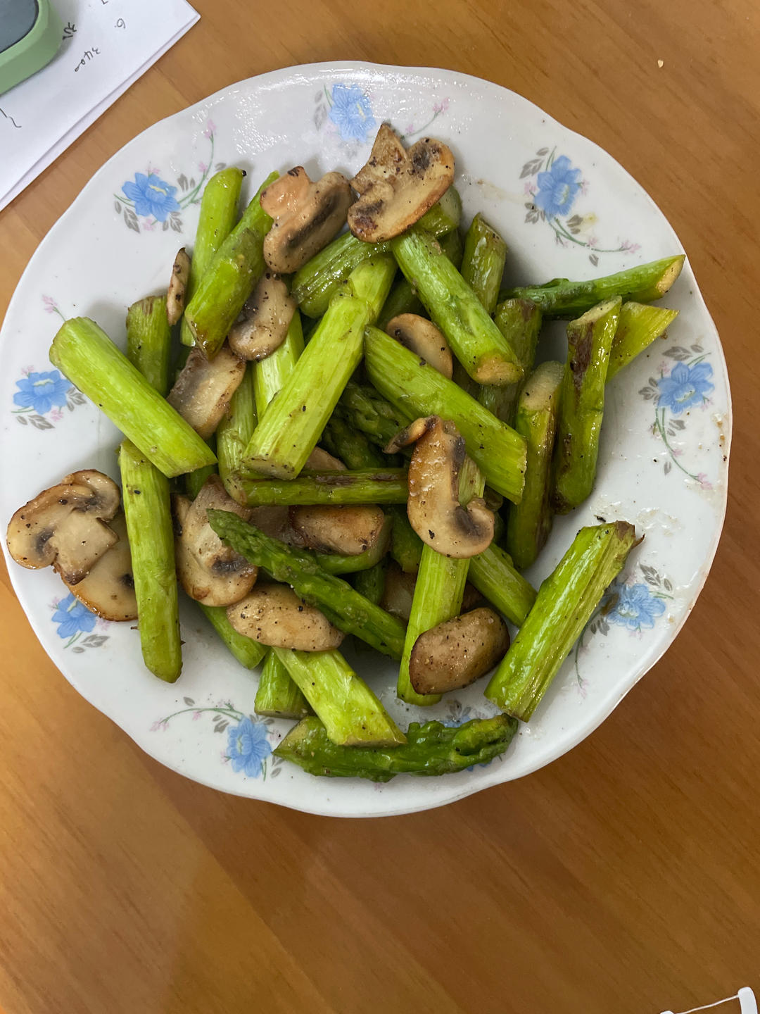 芦笋炒口蘑，口蘑鲜美，芦笋脆嫩。一学就会营养家常菜[味好美香辛时今菜]