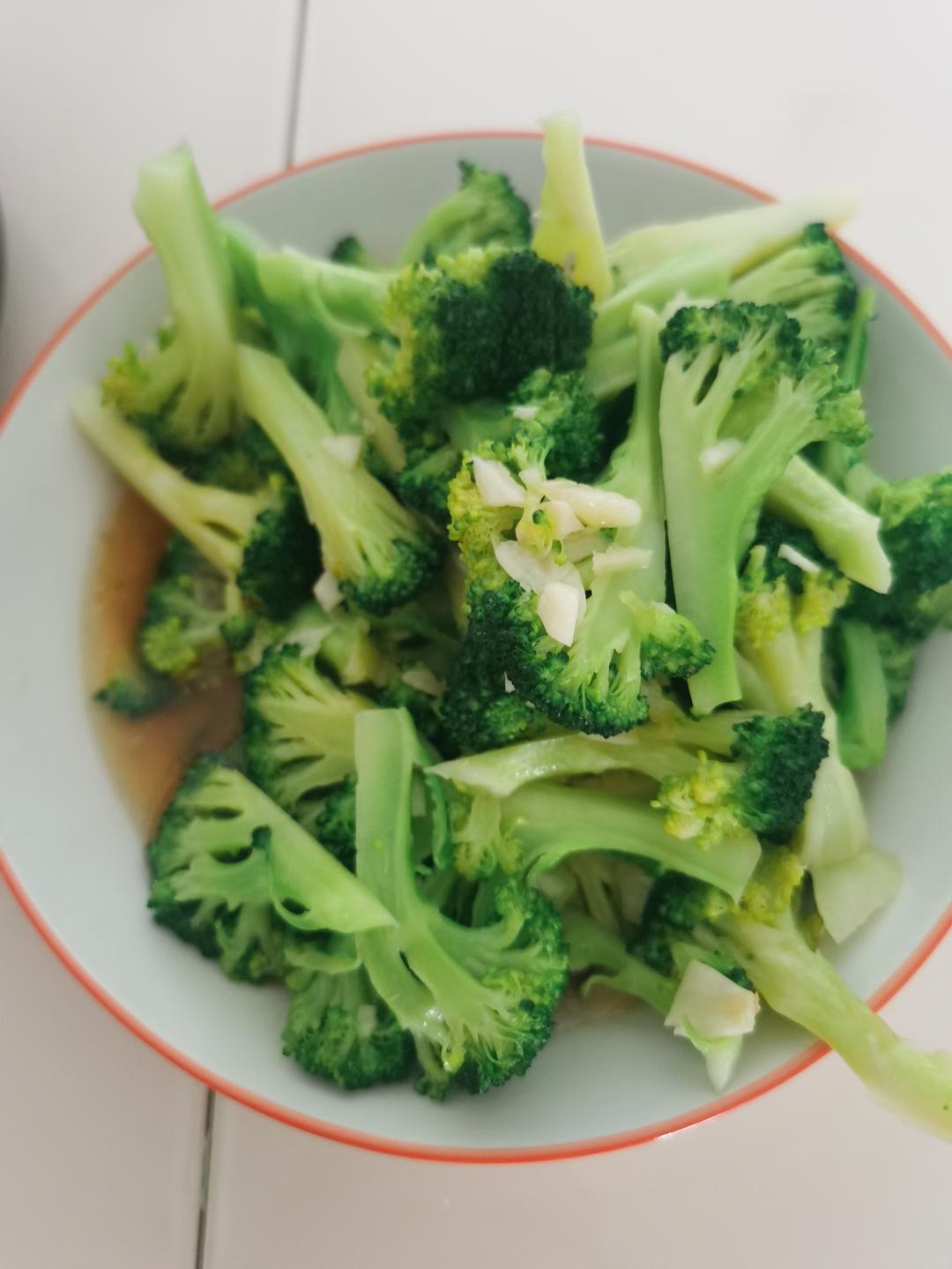 好吃到爆的耗油蒜蓉西兰花(从不修图，喜欢请关注)