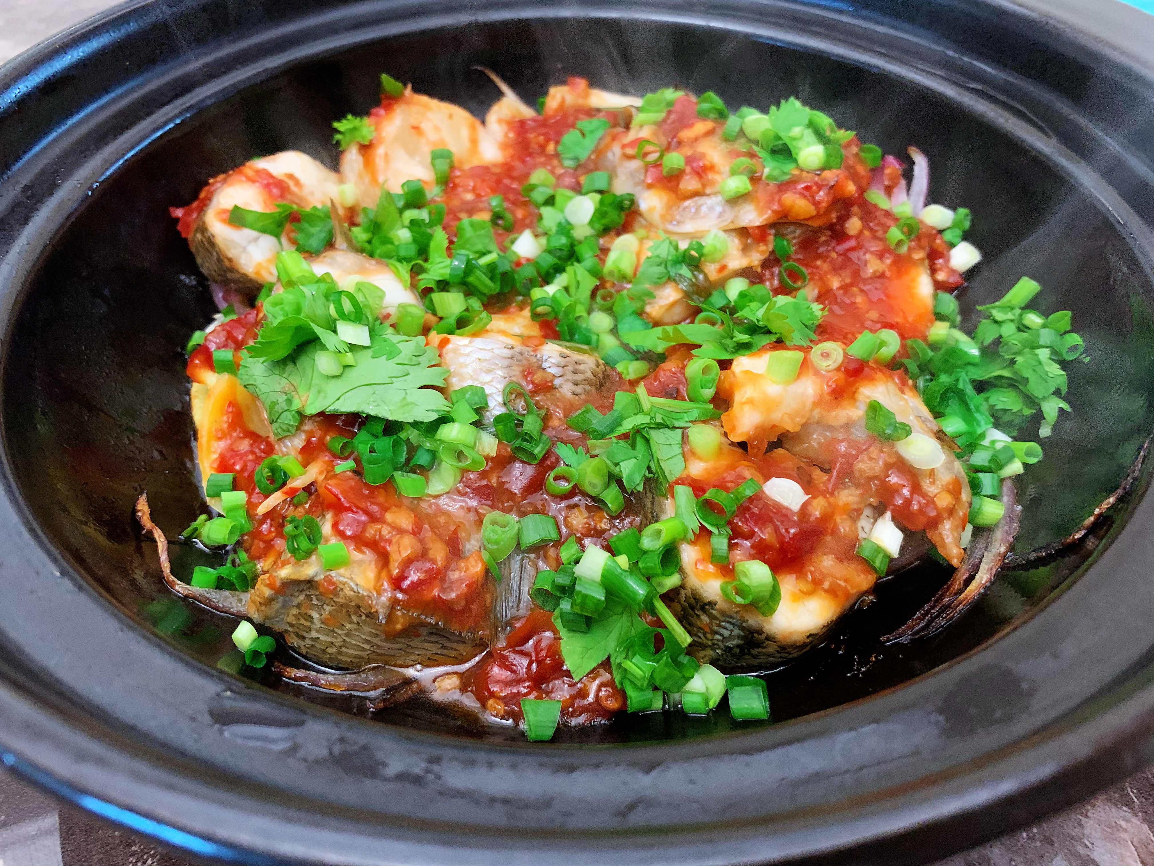 蒜蓉酱砂锅焗鲈鱼-零失败的快手菜的做法