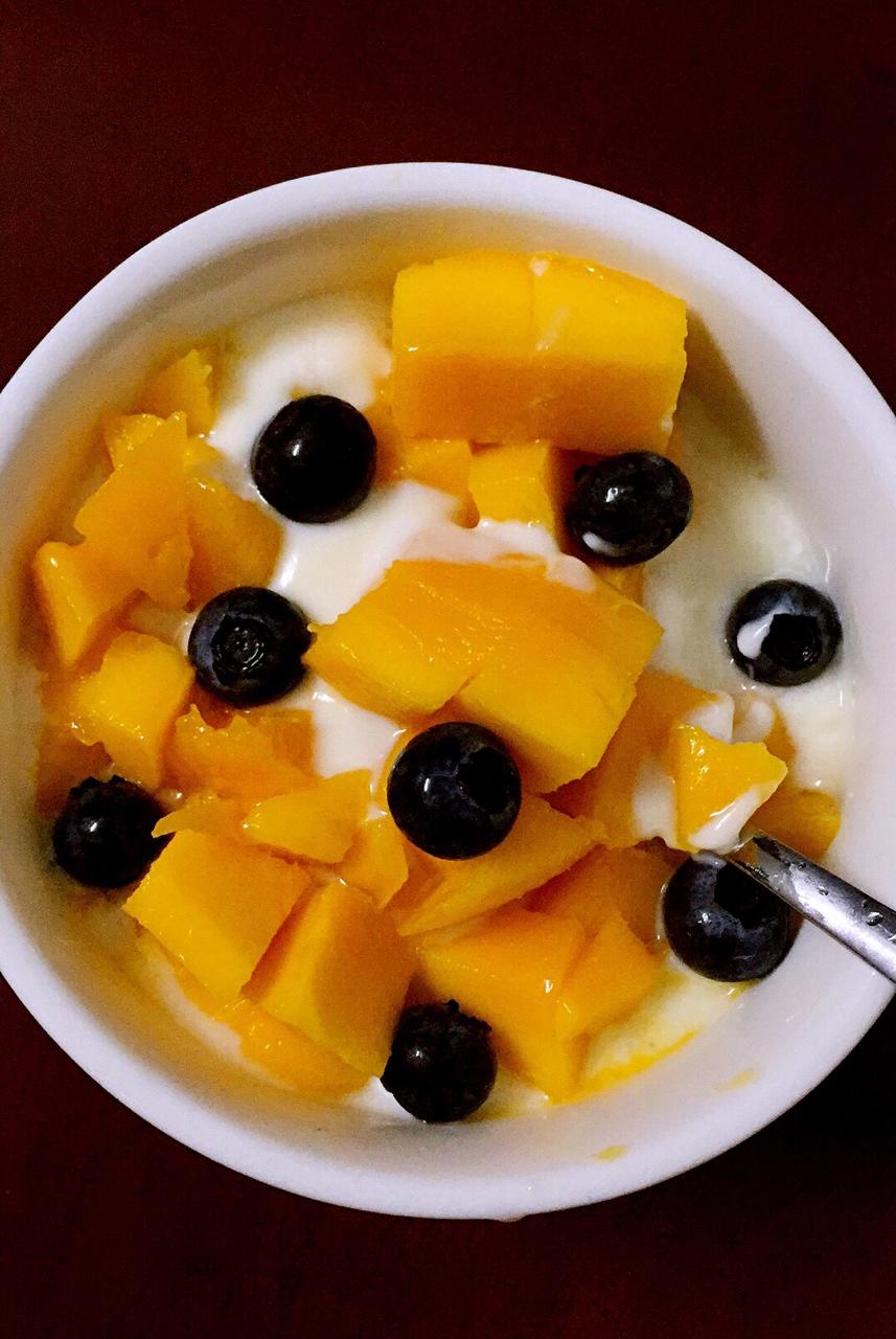 莫愁-24做的芒果酸奶