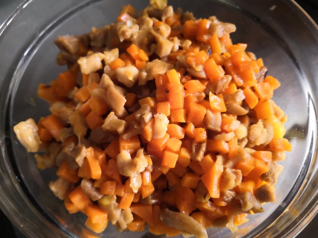 送饭小炒红萝卜鸡丁