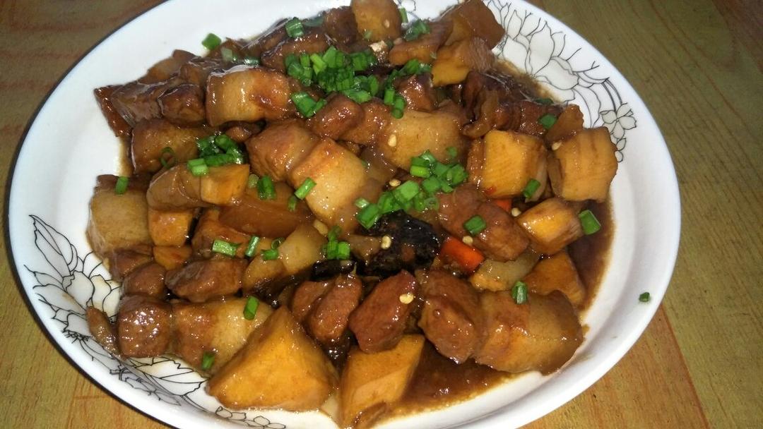 吃着碗里望着锅里的红烧肉