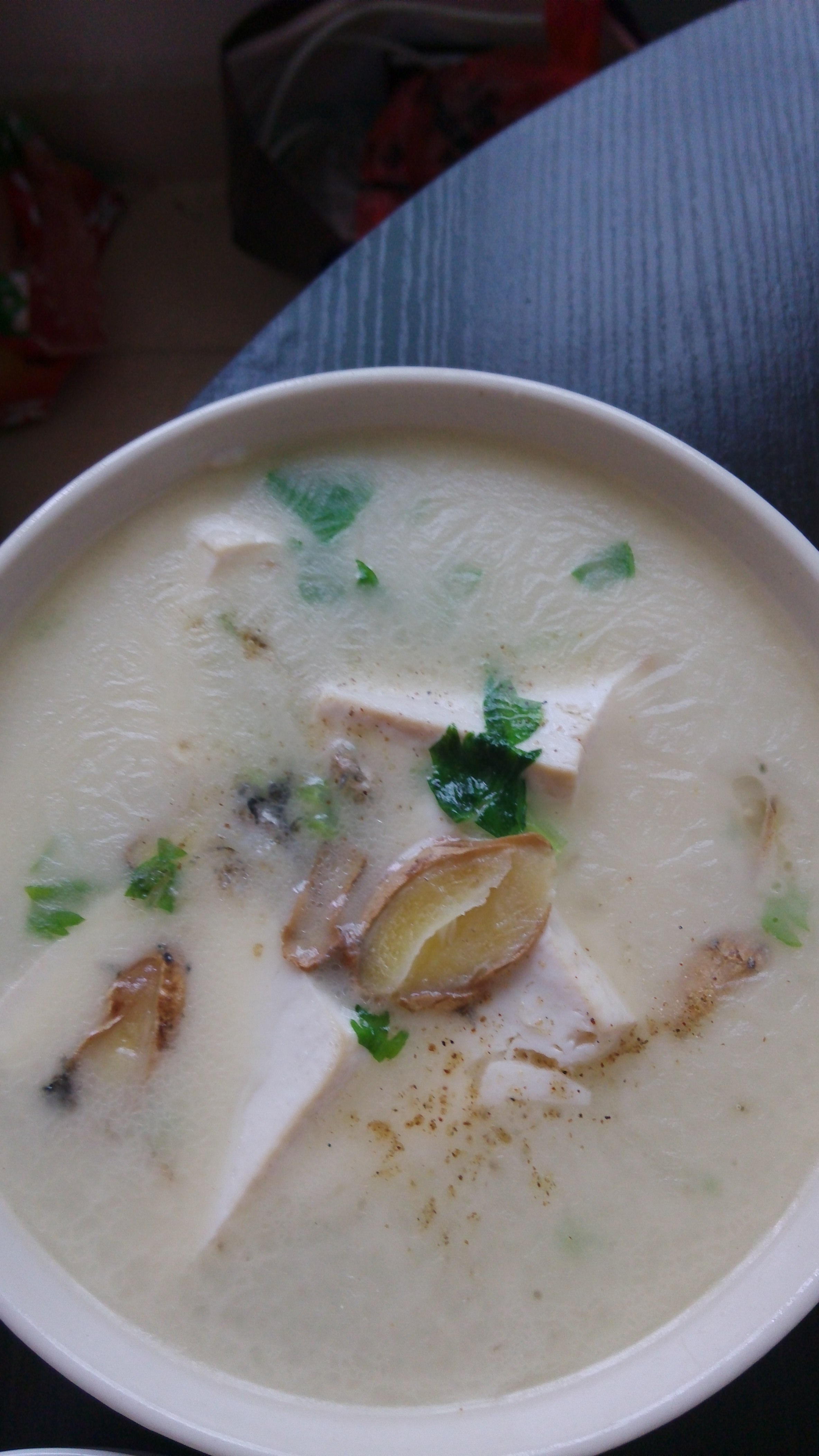 奶白鲫鱼豆腐汤